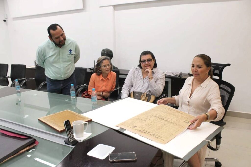 La Licenciada Bertha Ahued Malpica, directora Ejecutiva de EL DICTAMEN, recibió la visita de la doctora Rosy Lorena Laurencio Meza, directora de la Facultad de Comunicación de la UV, y de los doctores Juan José Domínguez Panamá y María del Pilar Anaya Ávila, coordinadores de Tutorías en el Sistema Escolarizado, y Sistema Abierto, respectivamente. Foto: Manuel PÉREZ.