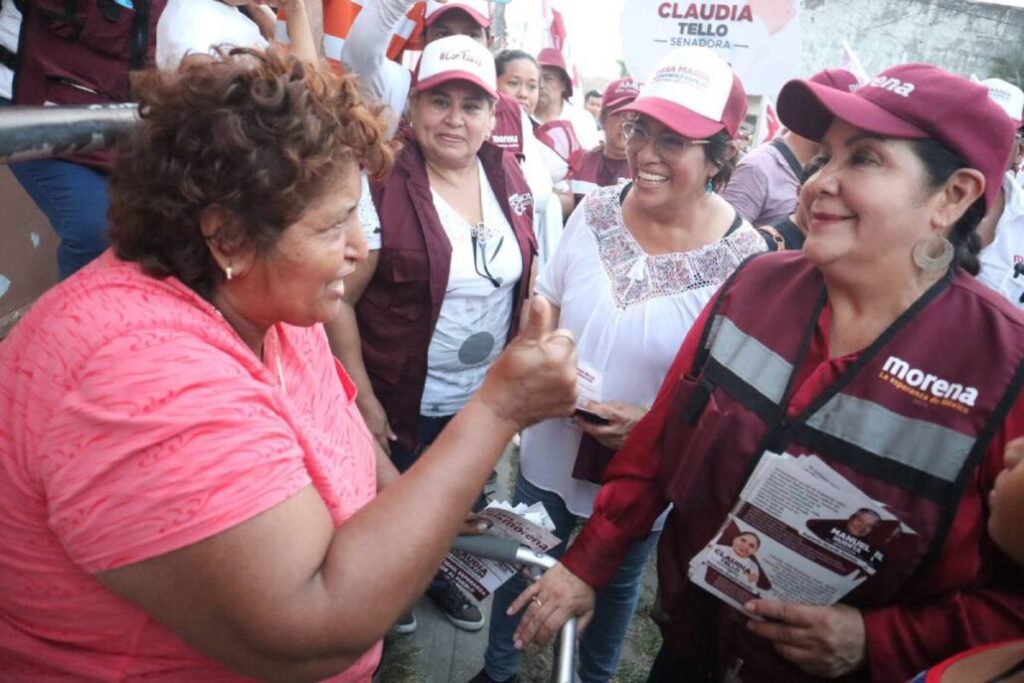 Las candidatas morenistas Rosa María Hernández Espejo y Claudia Tello Espinosa encabezaron un intenso recorrido en la colonia Granjas de Río Medio.