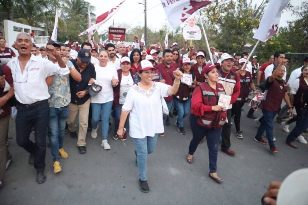 Las candidatas morenistas Rosa María Hernández Espejo y Claudia Tello Espinosa encabezaron un intenso recorrido en la colonia Granjas de Río Medio.