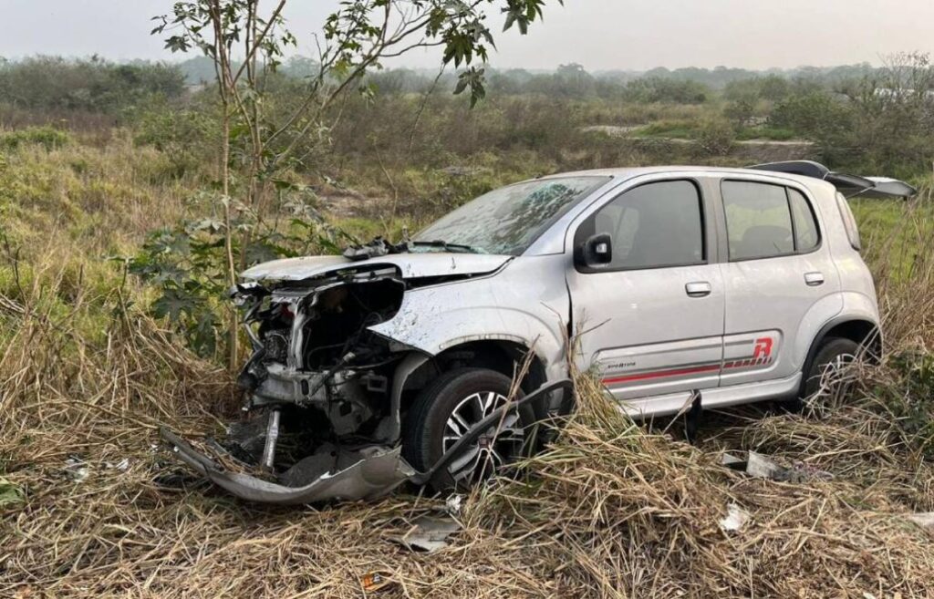 Prensado terminó un vehículo Fiat Uno, cuyo conductor dejó abandonado cuando circulaba por el tramo carretero 13.5.