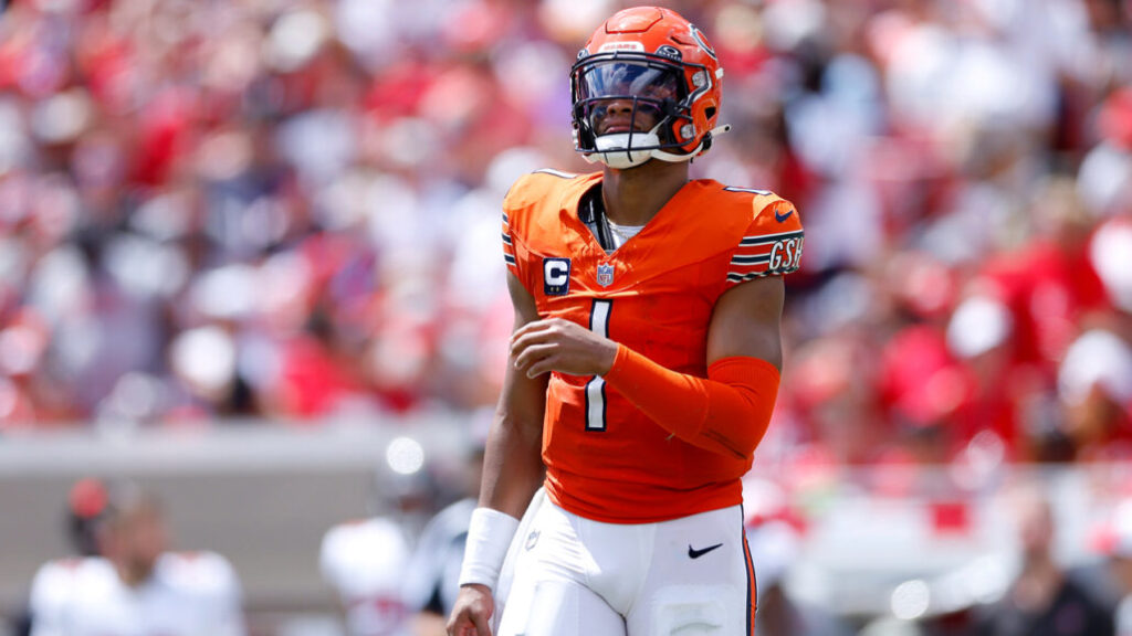 NFL: Bears mandan a Justin Fields a los Steelers en un cambio