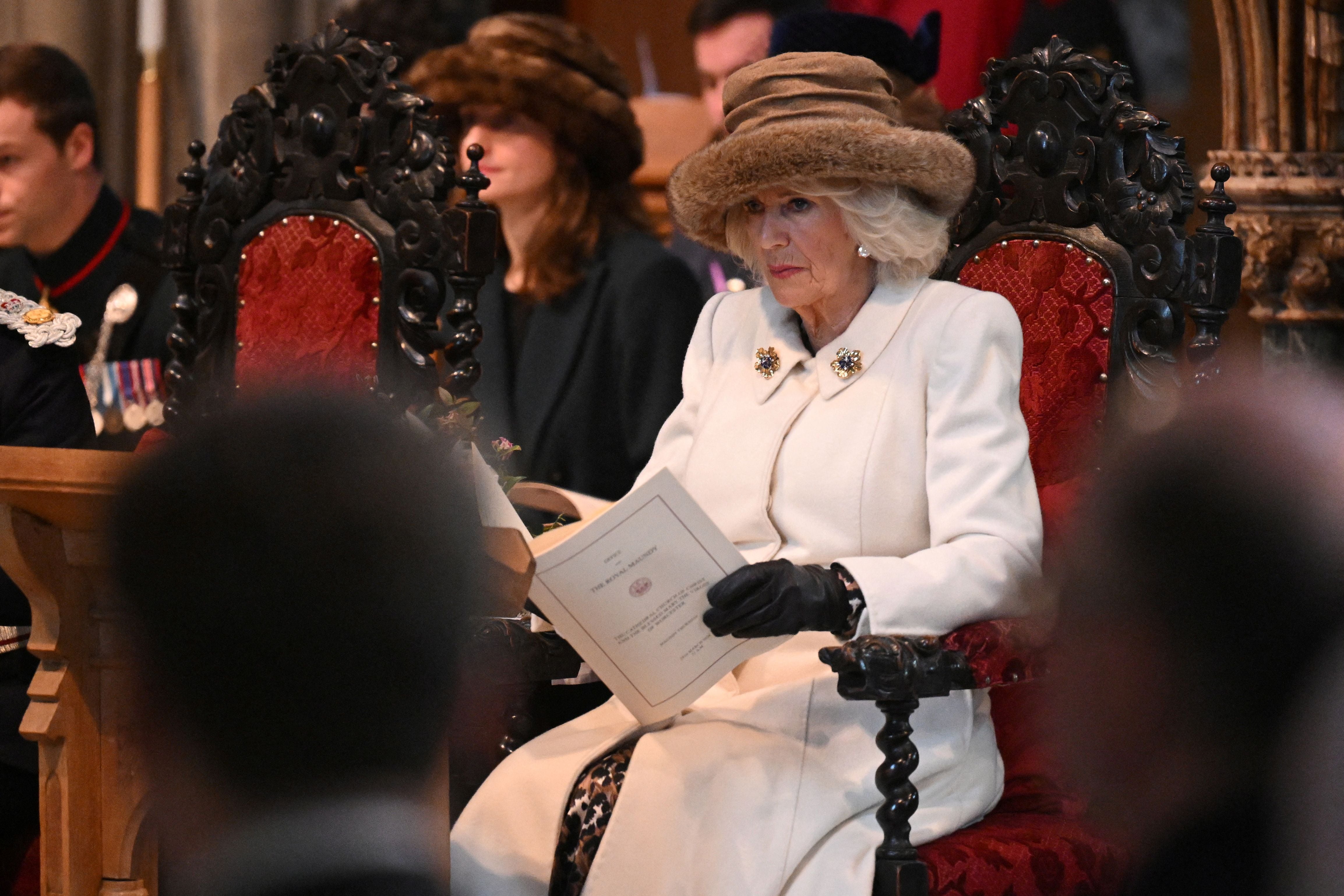 La Reina Camilla de Gran Bretaña asiste al Servicio Real Santo donde distribuye el dinero Santo a 75 hombres y 75 mujeres, reflejando la edad del monarca, en la Catedral de Worcester, al oeste de Inglaterra, el 28 de marzo de 2024, para agradecerles por su excelente servicio cristiano y por marcando una diferencia en las vidas de las personas en sus comunidades locales. El Jueves Santo es el día santo cristiano que cae el jueves antes de Pascua. El monarca conmemora el Día Santo ofreciendo 'limosna' a las personas mayores. Cada destinatario recibe dos bolsos, uno rojo y otro blanco. JUSTIN TALLIS/Pool vía REUTERS
