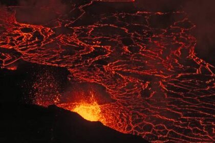 volcan-de-islandia-vuelve-a-hacer-erupcion-y-regala-espectaculo-con-aurora-boreal