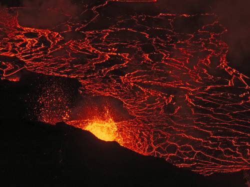 volcan-de-islandia-vuelve-a-hacer-erupcion-y-regala-espectaculo-con-aurora-boreal