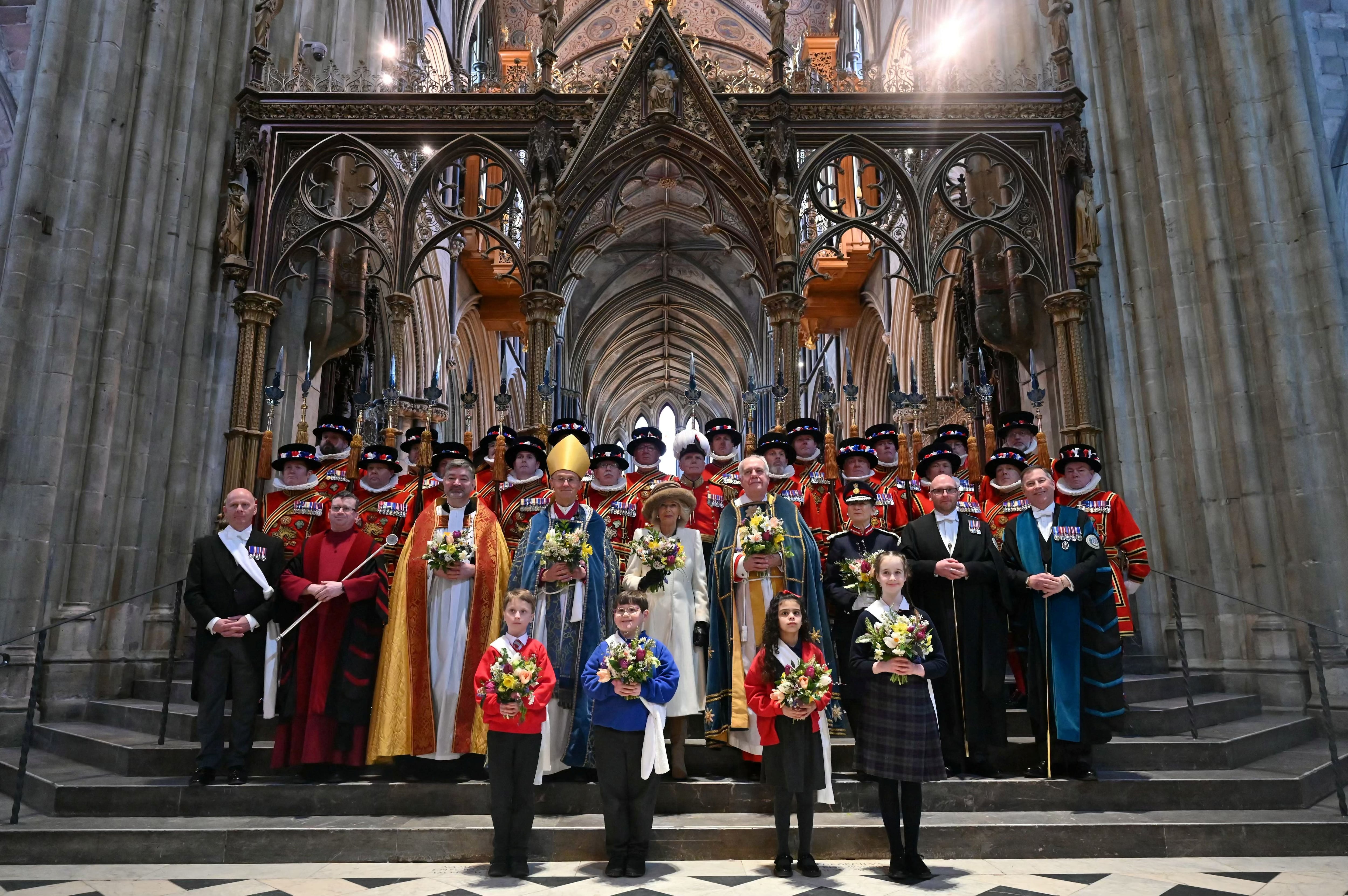 La Reina Camilla de Gran Bretaña posa para una fotografía con el Partido Santo durante el Servicio Real de Santo. JUSTIN TALLIS/Pool vía REUTERS