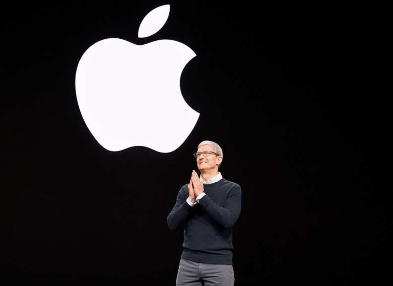 Tim Cook con el logo de Apple detrás