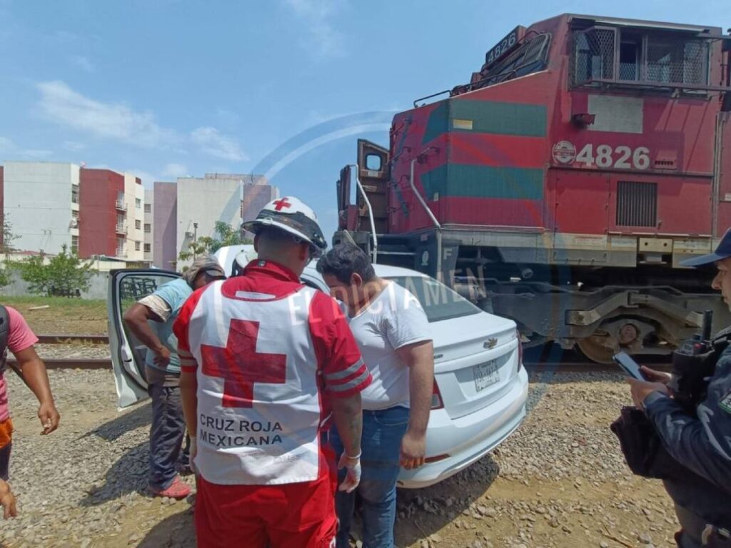 Según testimonios y al parecer de acuerdo a lo que indicó el conductor, al intentar cruzar y ganarle el paso al tren.