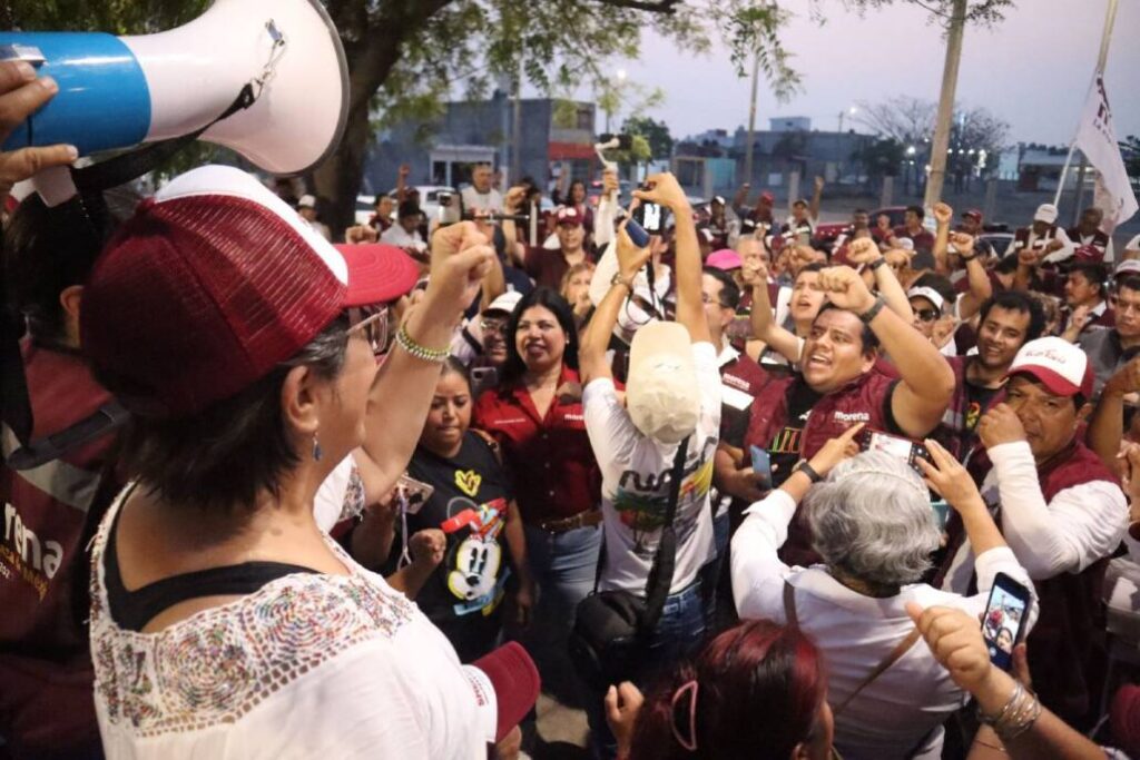 Las candidatas morenistas Rosa María Hernández Espejo y Claudia Tello Espinosa encabezaron un intenso recorrido en la colonia Granjas de Río Medio.