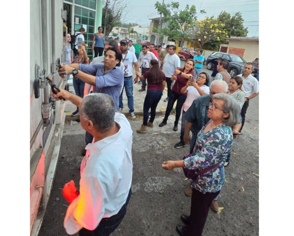 Diversos materiales como mamparas, estantería, crayones y utensilios diversos, llegaron a la 12 Junta Distrital Ejecutiva en Veracruz.