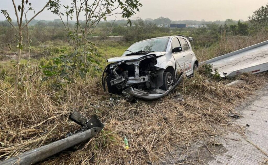 Prensado terminó un vehículo Fiat Uno, cuyo conductor dejó abandonado cuando circulaba por el tramo carretero 13.5.