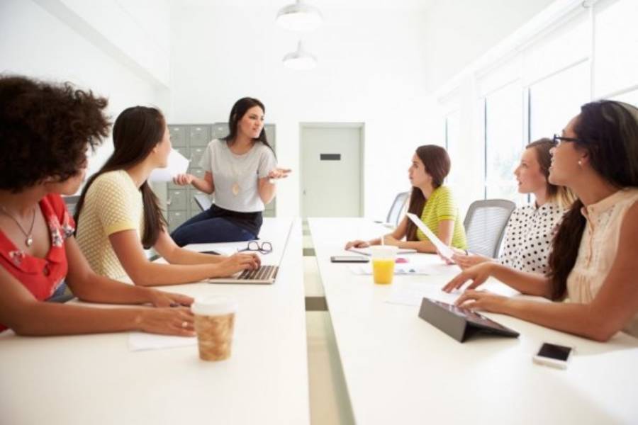 Las mujeres dedican casi el triple de tiempo que los hombres al trabajo doméstico y de cuidados no remunerado, de acuerdo con la CEPAL.