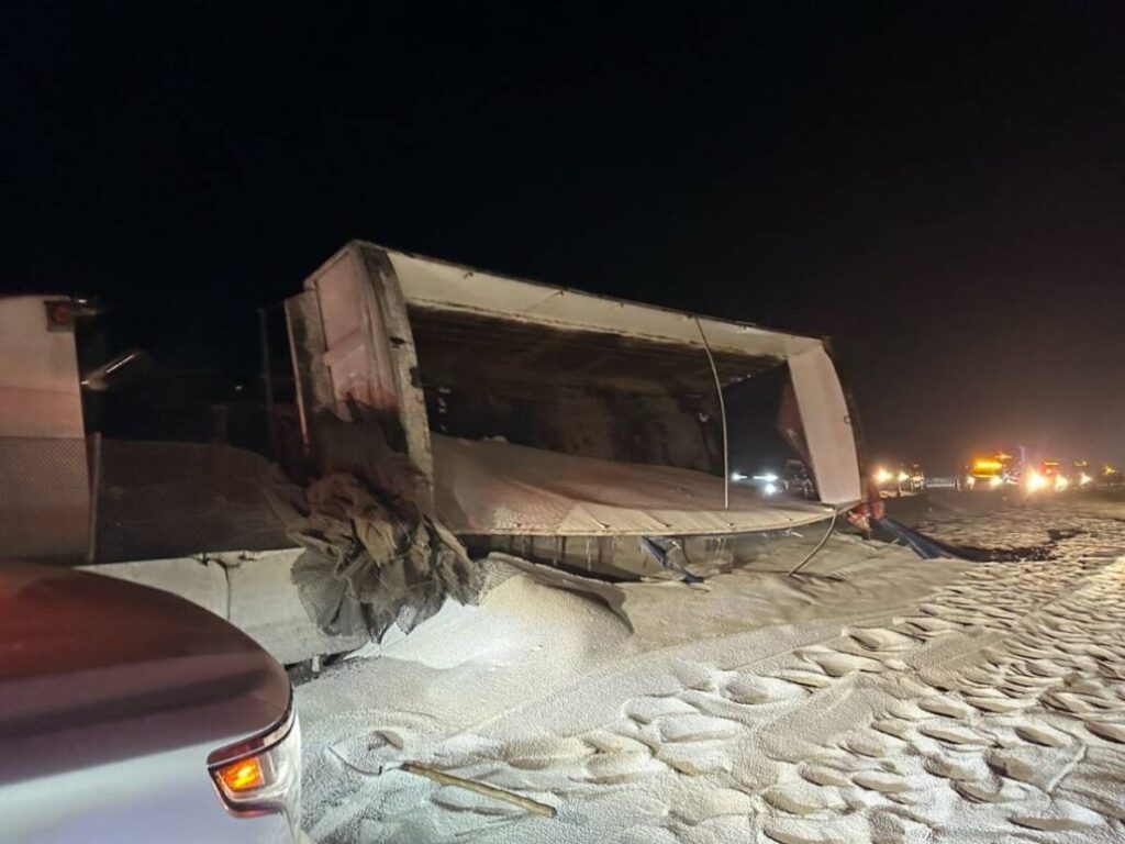 Vuelca tráiler cargado con abono, la autopista Veracruz-Cardel se vio afectada en la circulación.