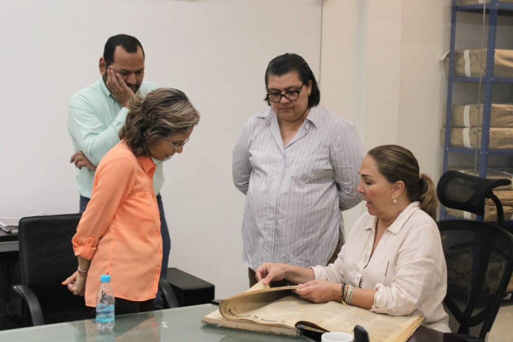 La Licenciada Bertha Ahued Malpica, directora Ejecutiva de EL DICTAMEN, recibió la visita de la doctora Rosy Lorena Laurencio Meza, directora de la Facultad de Comunicación de la UV, y de los doctores Juan José Domínguez Panamá y María del Pilar Anaya Ávila, coordinadores de Tutorías en el Sistema Escolarizado, y Sistema Abierto, respectivamente. Foto: Manuel PÉREZ.