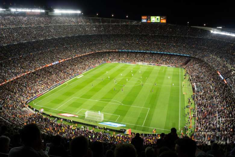 Estadio de fútbol repleto de aficionados que han pagado su entrada