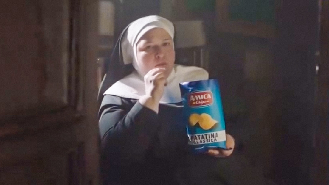 Católicos italianos arremeten contra un anuncio de unas monjas comulgando con papas fritas