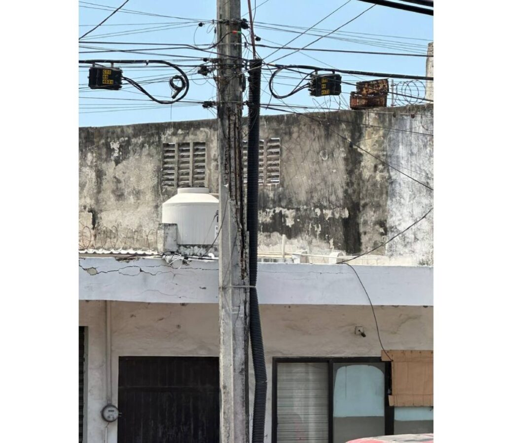 Debido a la concurrencia de la zona por los puestos de venta de mariscos y restaurantes los vecinos temen una tragedia por causa del poste.