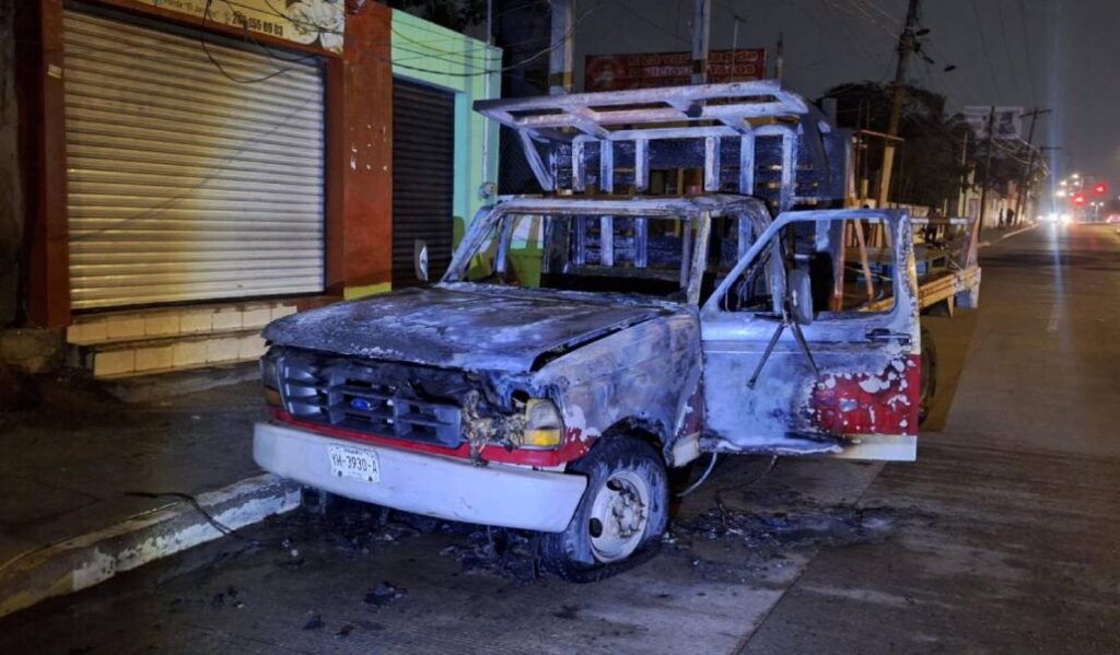 Justo cuando era remolcada al taller una camioneta de carga se incendió cuando circulaba por la avenida J.B. Lobos en este puerto de Veracruz.