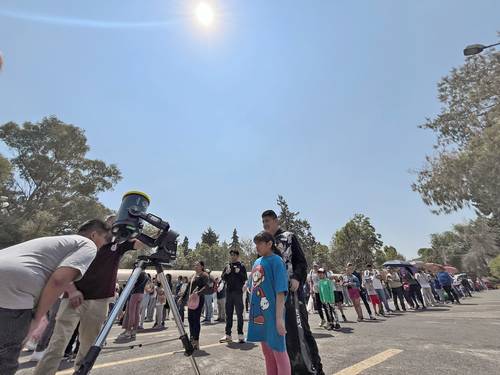 dos-mil-personas-presenciaron-el-evento-astronomico-en-el-planetario-luis-enrique-erro