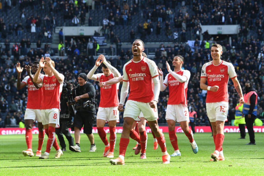 Arsenal vence a Tottenham y sigue como líder de la Premier League