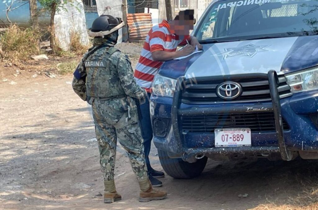 El empleado además del robo de la camioneta, también fue despojado de sus pertenencias como su teléfono celular y otros artículos de valor.