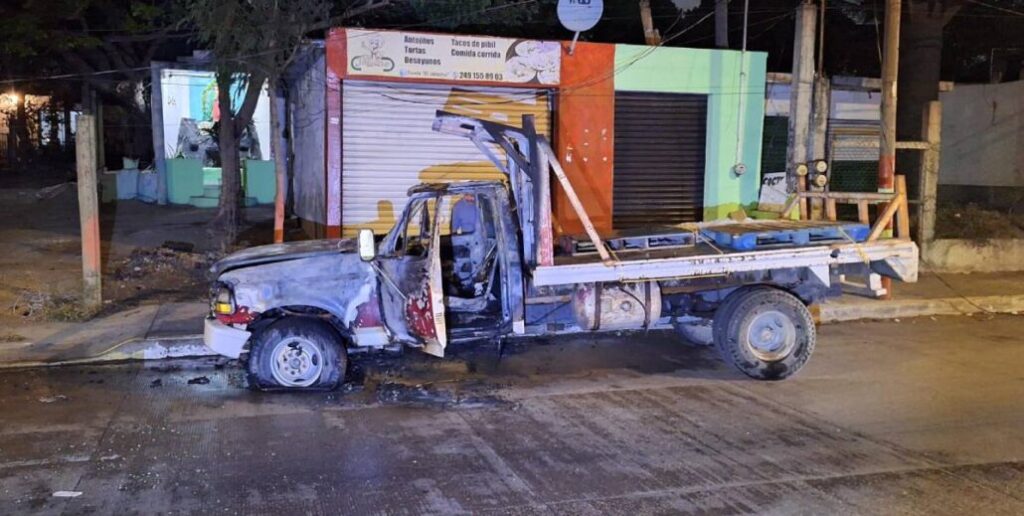 Justo cuando era remolcada al taller una camioneta de carga se incendió cuando circulaba por la avenida J.B. Lobos en este puerto de Veracruz.