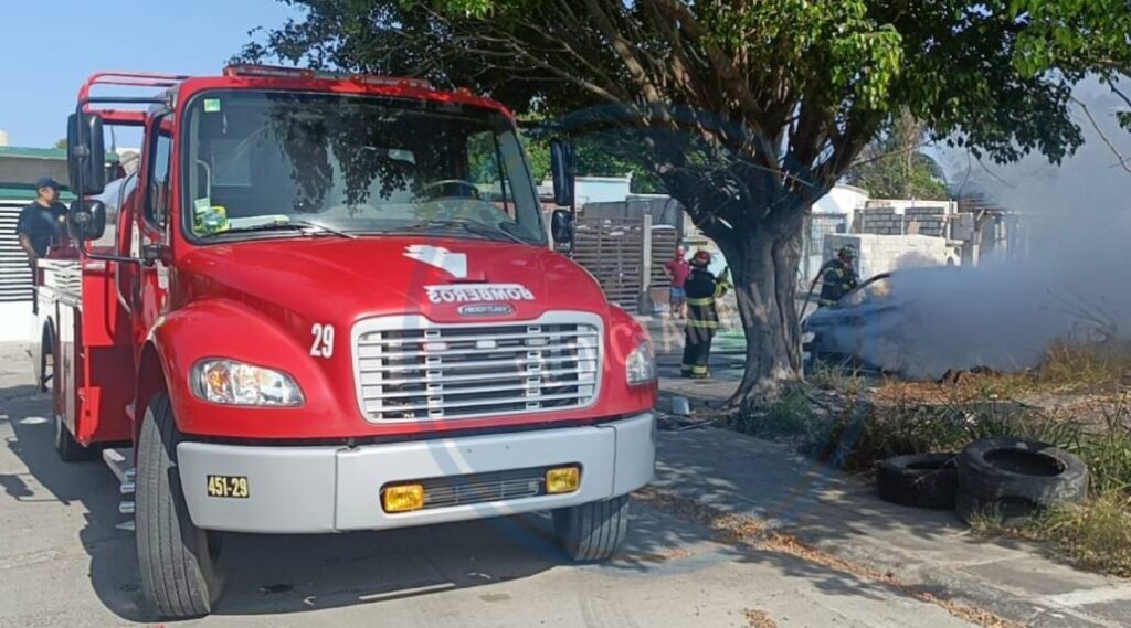 El incendio se registró en la calle Tlacotalpan y la Privada Nicolás Bravo de Hacienda Sotavento.