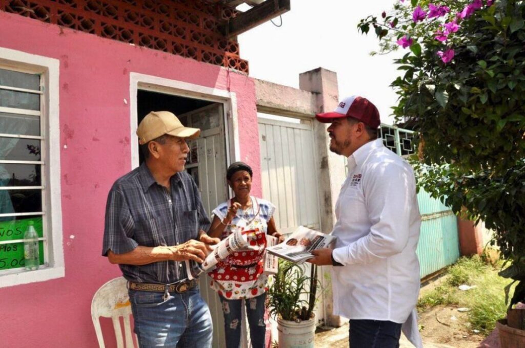 Zenyazen Escobar recorrió las calles de la colonia La Luz Francisco l. Madero.