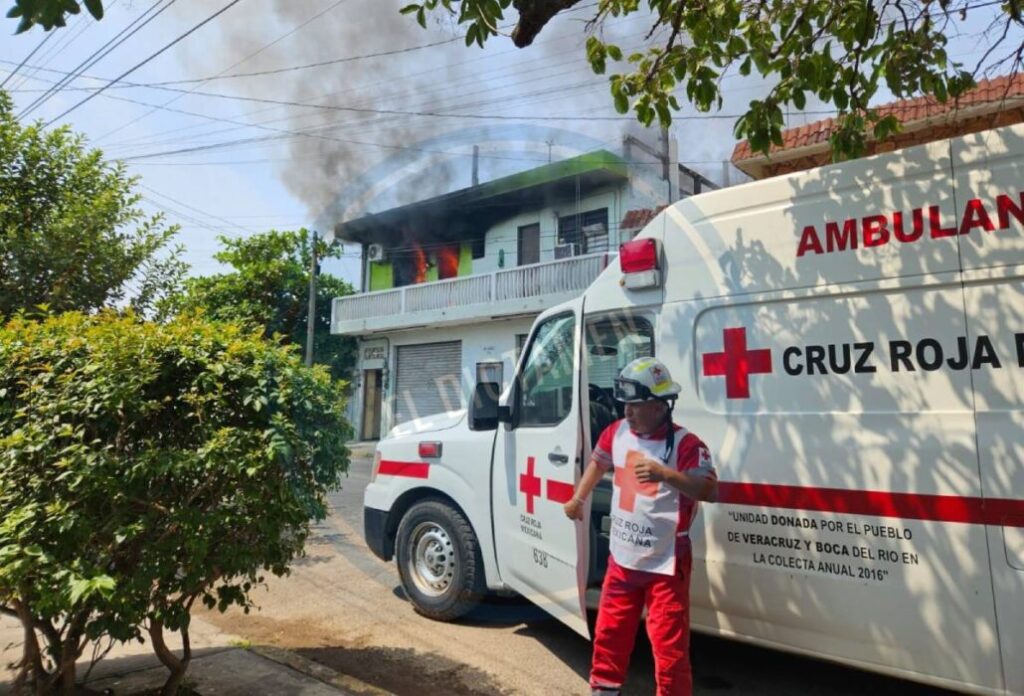 El departamento de una cuartería se incendió por completo, dejando daños materiales totales.