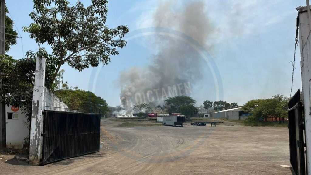 Según los trabajadores, las llamas se iniciaron en un pastizal y posteriormente debido a que no fue controlado a tiempo.