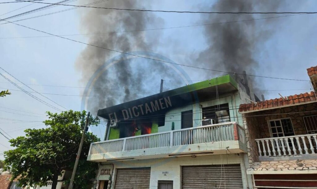 El departamento de una cuartería se incendió por completo, dejando daños materiales totales. 