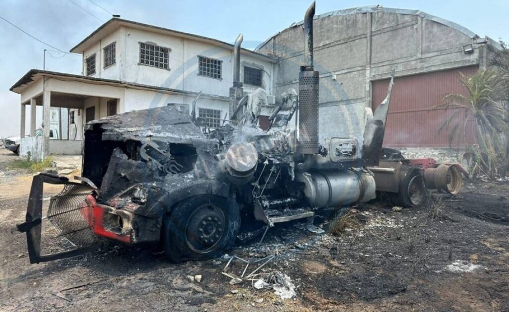 Según los trabajadores, las llamas se iniciaron en un pastizal y posteriormente debido a que no fue controlado a tiempo.