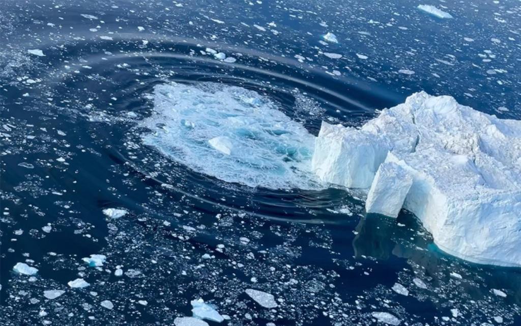 Paisaje estelar creado por trozos de hielo y una onda en el agua