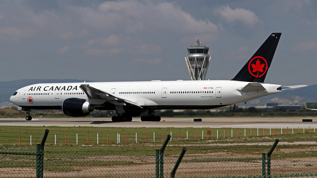 VIDEO: Aterrador momento en que el motor de un Boeing expele llamas al despegar