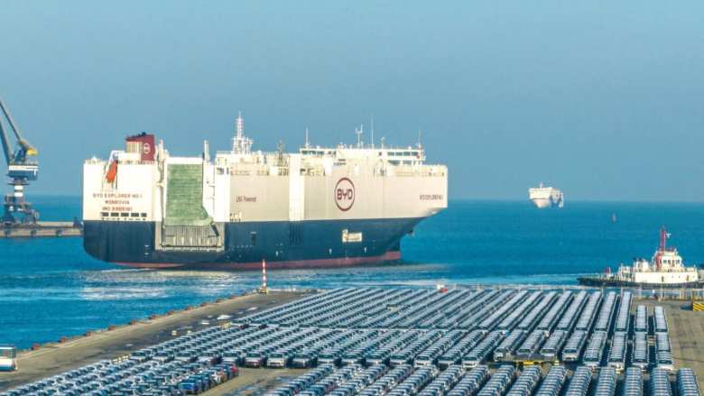 Barco de BYD descarga coches eléctricos de China en un puerto