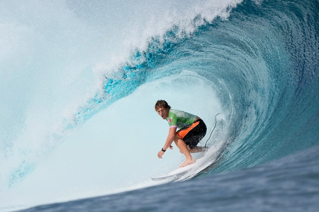 Mexicano Alan Cleland avanza a la segunda ronda del surf en París 2024