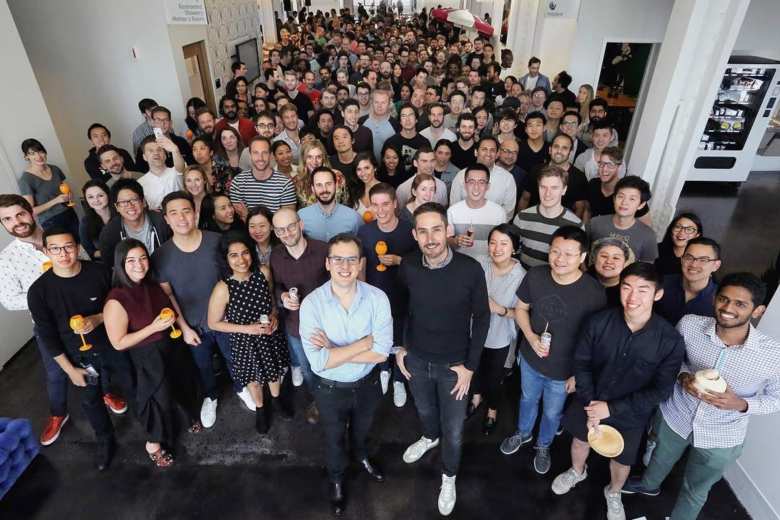 Kevin Systrom y Mike Krieger con el equipo de Instagram