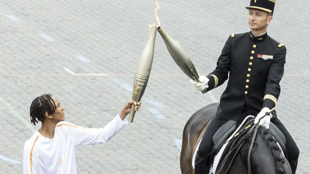 Llama Olímpica llega a París en el marco de una fiesta nacional