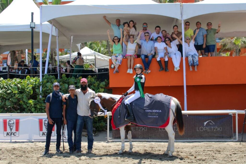 María del Rosario Delgado Ziáurriz gana el primer lugar por equipos en la Copa Hípica La Playa en Boca del Río