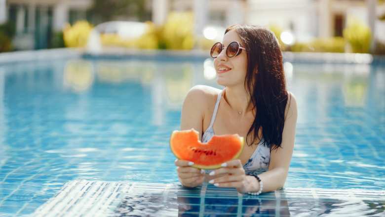 Los peligros de comer comida sin refrigerar en verano u olas de calor, piscina, playa