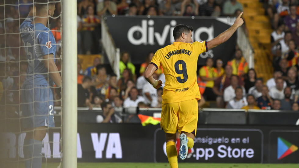 Robert Lewandowski comanda remontada y triunfo de Barcelona sobre Valencia