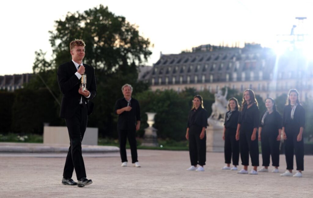 Léon Marchand resguarda la Llama Olímpica y apaga el pebetero de París 2024