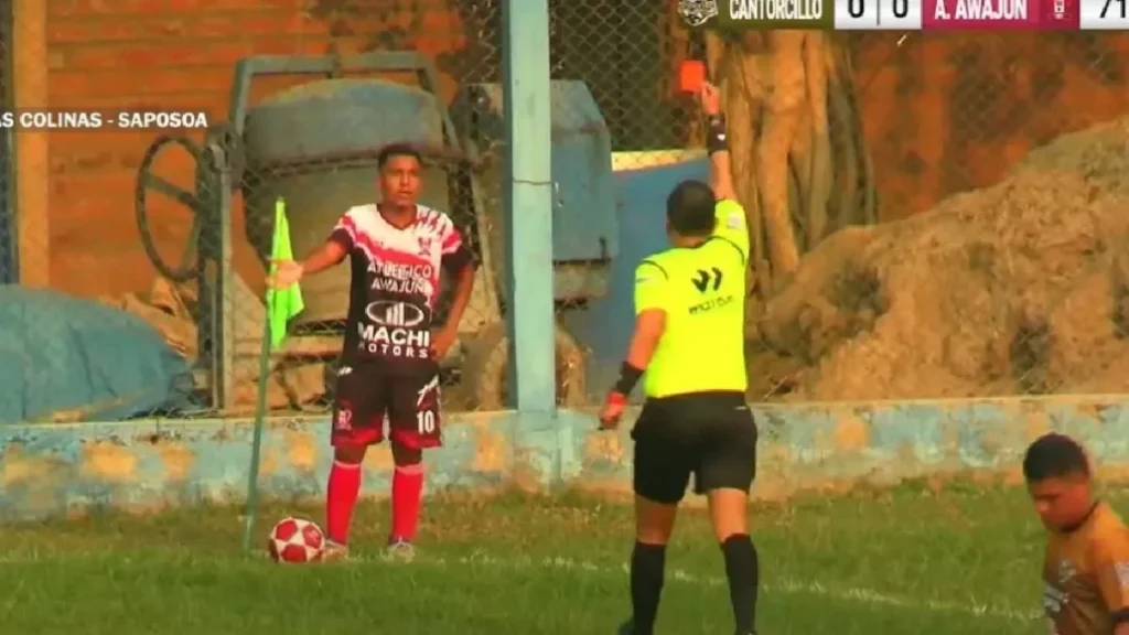 VIDEO: Expulsan a jugador por orinar en el campo durante un juego de la Copa Perú