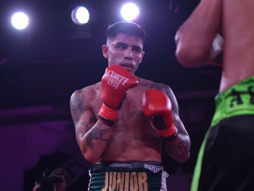 Boxeador argentino Junior Alanís es noqueado, pero es declarado ganador y campeón de la OMB