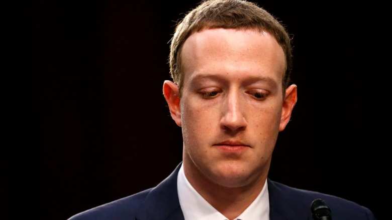 Mark Zuckerberg mirando hacia abajo