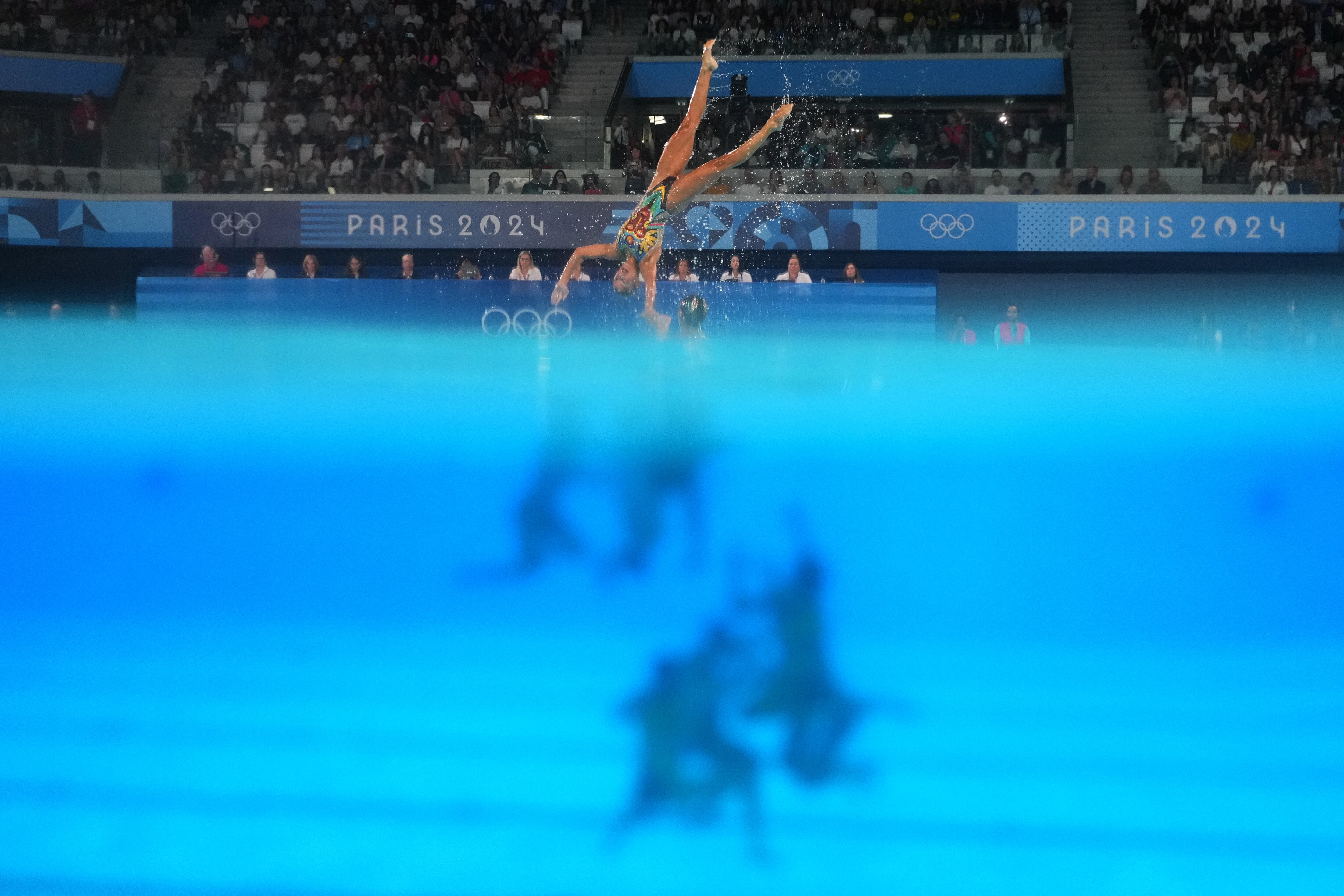 Paris 2024 Olympics - Artistic Swimming - Team Acrobatic Routine - Aquatics Centre, Saint-Denis, France - August 07, 2024. Farida Abdelbary, Mariam Ahmed, Nadine Barsoum, Amina Elfeky, Hana Hiekal, Salma Marei, Sondos Mohamed, Nihal Saafan of Egypt perform. REUTERS/Stefan Wermuth