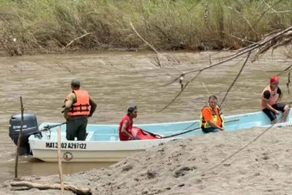 Continua operativo de búsqueda y rescate en el municipio de Cotaxtla para localizar a un menor que fue arrastrado en el río Cotaxtla.