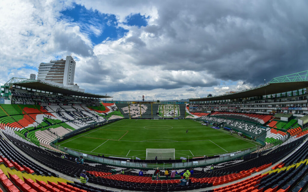 Brujos realizan limpia del estadio Nou Camp previo al partido entre León y América