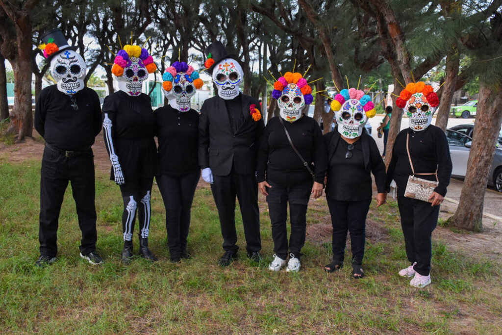 El recorrido se convirtió en una auténtica fiesta llena de música, color y tradición para honrar los seres queridos.