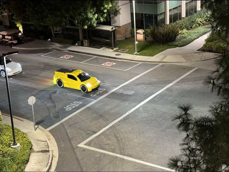 Robotaxi de Tesla en las calles del estudio de Warner Bros.