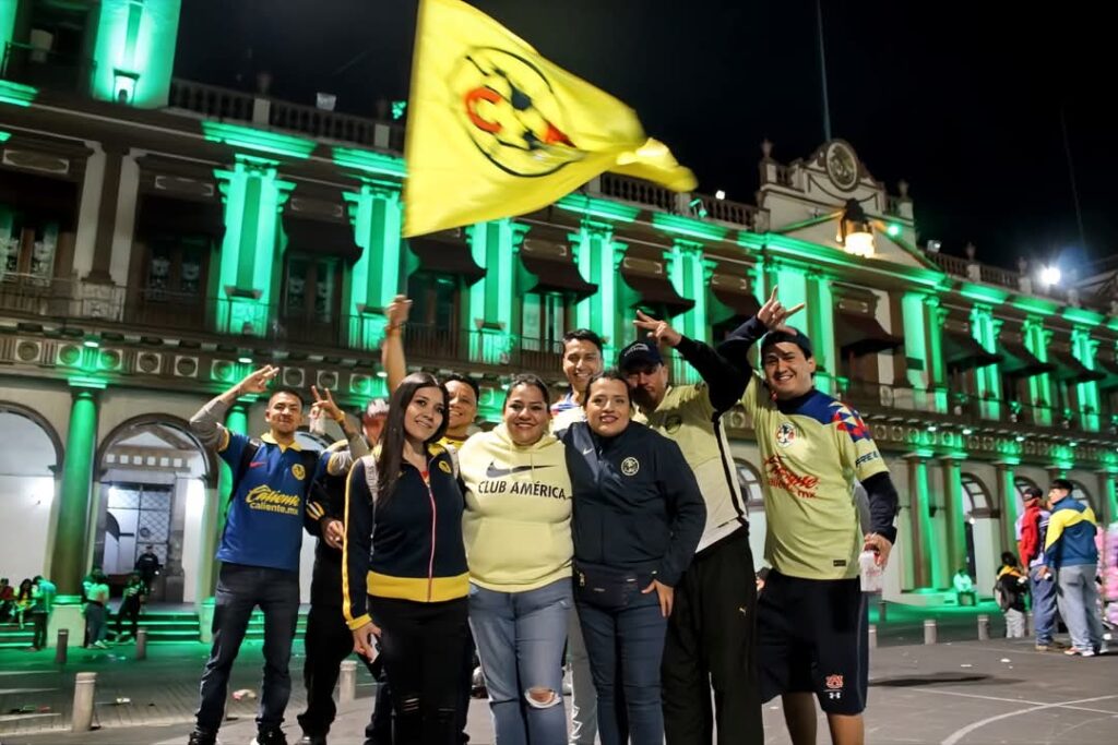 VIDEO: Aficionados de América casi voltean patrulla durante festejos en Xalapa